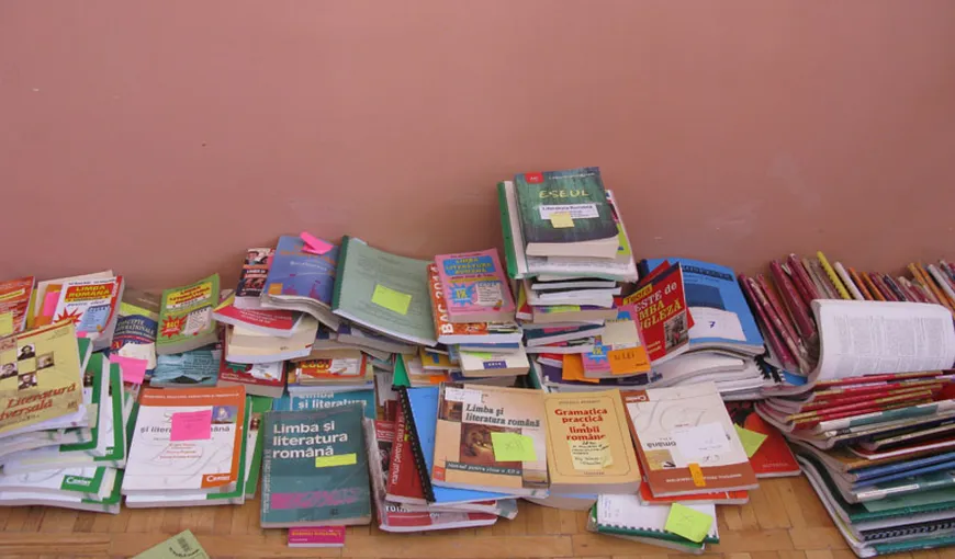 Elevii claselor a XI-a şi a XII-a cer manuale şcolare gratuite: „Ministerul Educaţiei nu respectă legea”