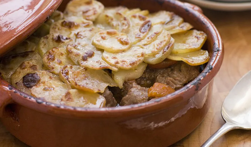 REŢETA ZILEI: Papricaş de vită în crustă de cartofi