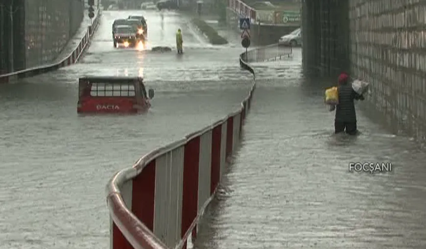 Vreme EXTREMĂ în ROMÂNIA. Ploaie torenţială, pasaj inundat VIDEO