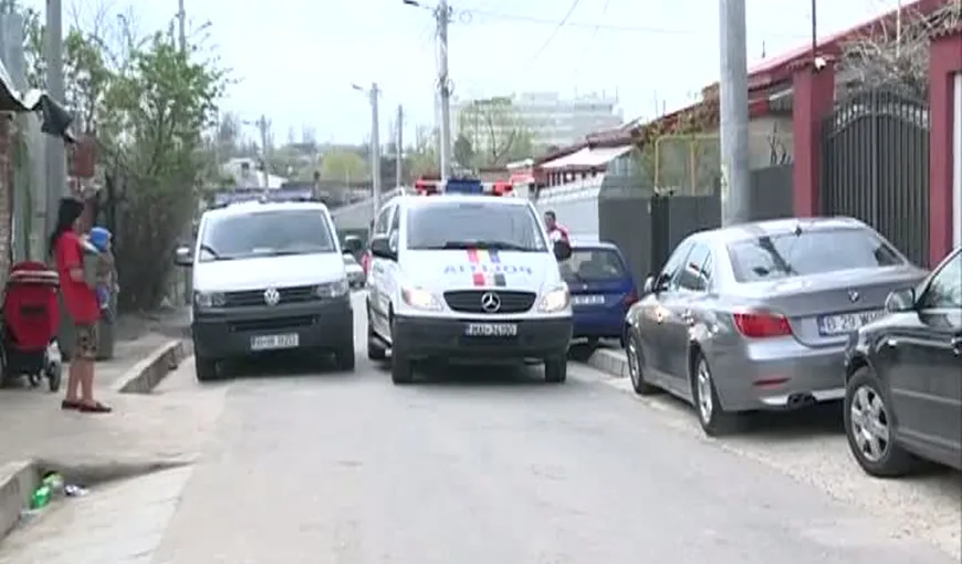 Poliţistă atacată cu securea de romii care făceau grătar în mijlocul străzii