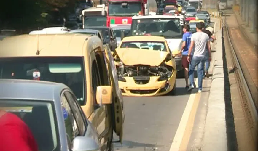 ACCIDENT pe Podul Grant: Şase maşini s-au făcut praf din cauza unei şoferiţe neatente VIDEO