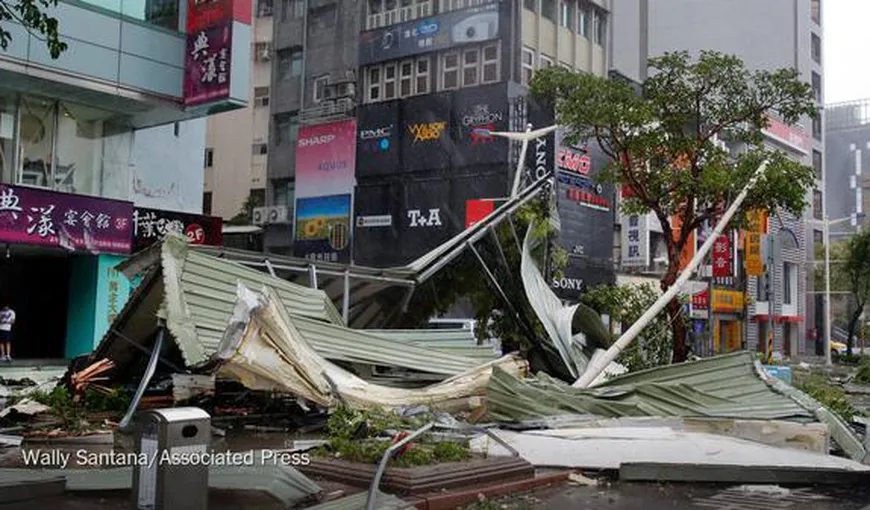 Imagini incredibile filmate în Taiwan. O maşină a fost smulsă de pe stradă şi luată de o tornadă VIDEO