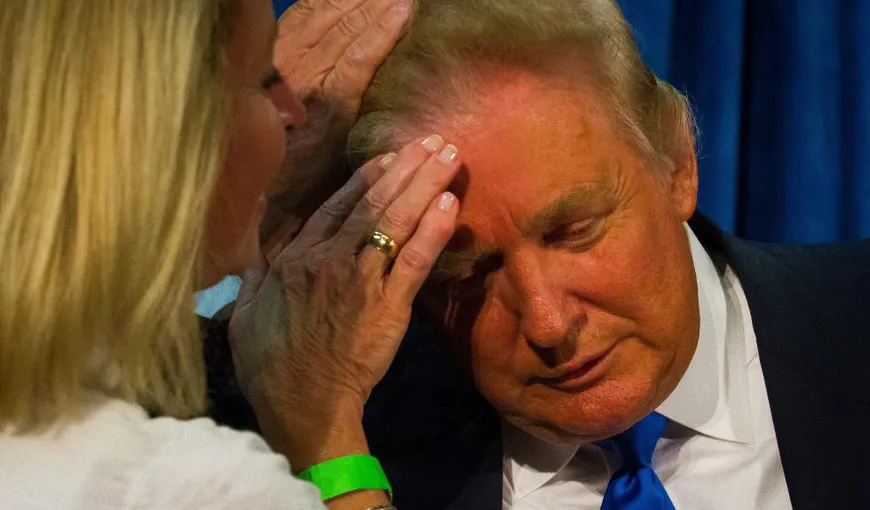 Donald Trump recurge la gesturi extreme pentru a dovedi că nu poartă perucă VIDEO