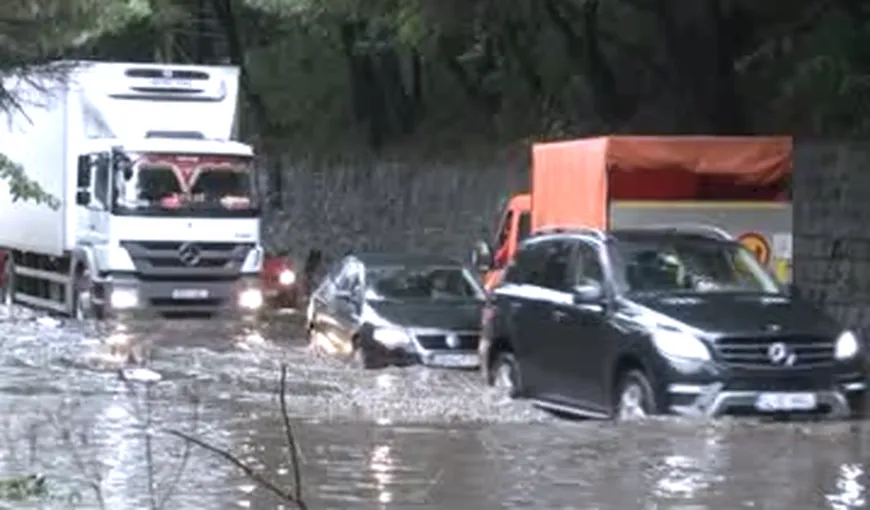 Şoseaua şi gospodării inundate la Sinaia şi Azuga, în urma unei ploi torenţiale