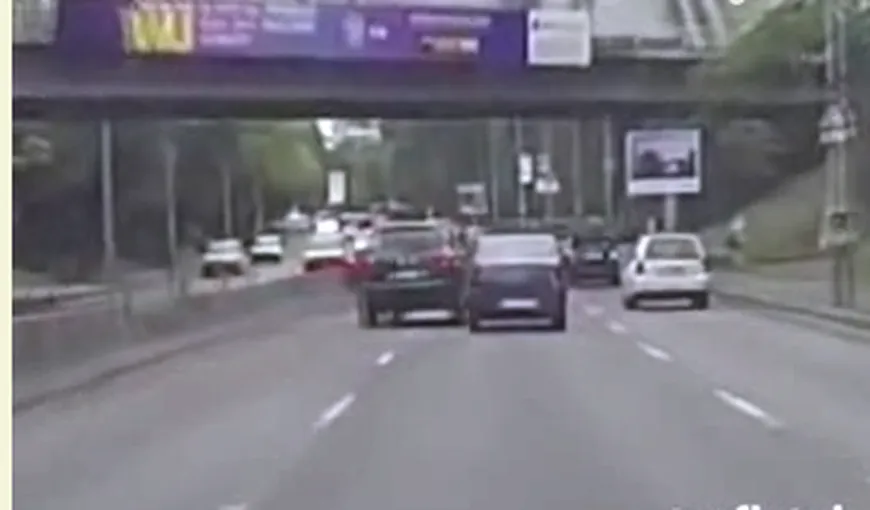 Scene ŞOCANTE în Bucureşti. Şoferul unui bolid a intrat intenţionat într-un Logan VIDEO