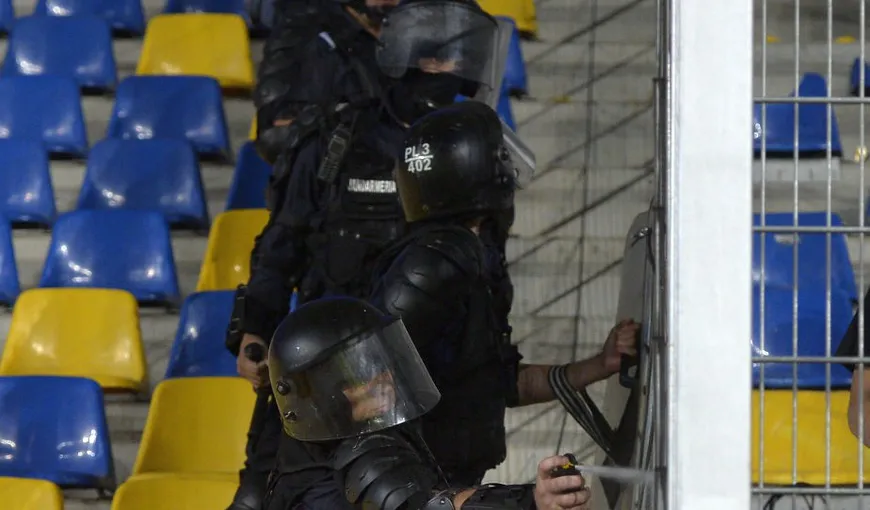 Momente incredibile la Timişoara: Fotbalist săltat de jandarmi şi dus la secţie