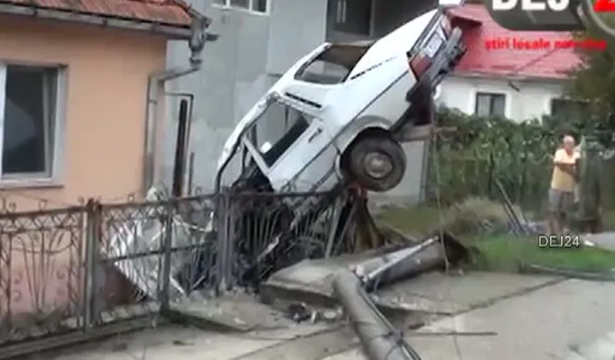 Accident spectaculos în Cluj. S-a dat peste cap cu maşina şi a rămas suspendat în gard VIDEO