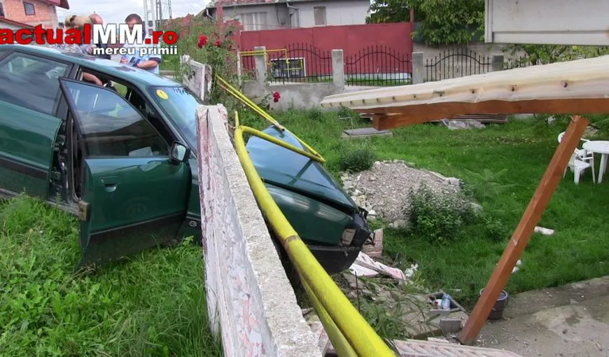 Accident spectaculos în Dej. O maşină a ajuns pe terasa unei case după ce a intrat într-un gard din beton