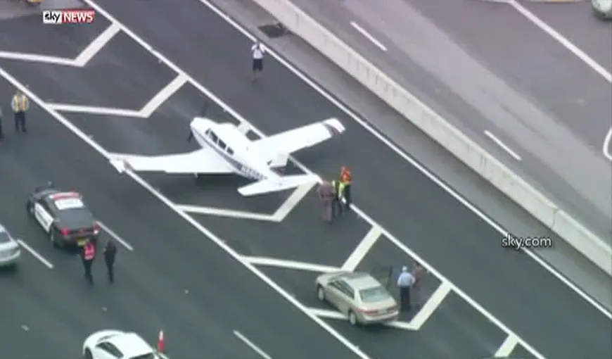 Un avion rămas fără combustibil a aterizat pe autostradă