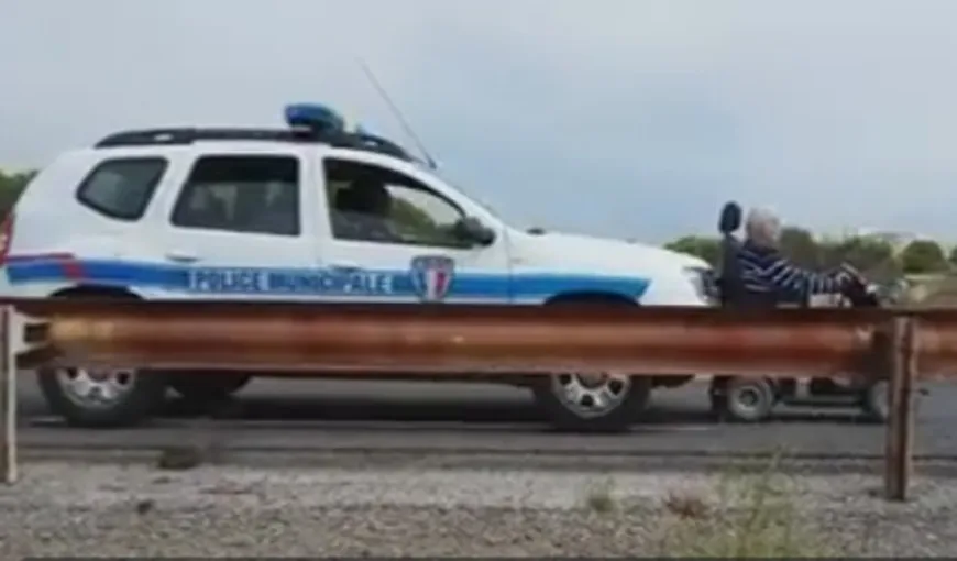Doi poliţişti francezi au fost SANCŢIONAŢI de superiori pentru că au ajutat un om în cărucior cu rotile VIDEO