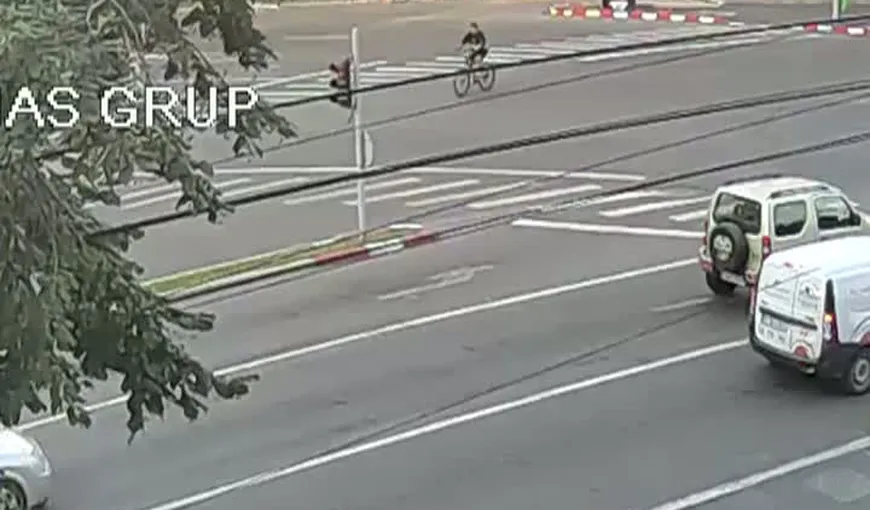 Imagini şocante. Biciclist LOVIT de maşină în centrul oraşului Buzău VIDEO