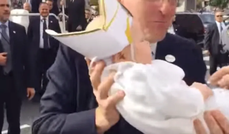 Papa Francisc, fermecat de un bebeluş costumat în haine papale. Ce GEST a făcut Suveranul Pontif VIDEO