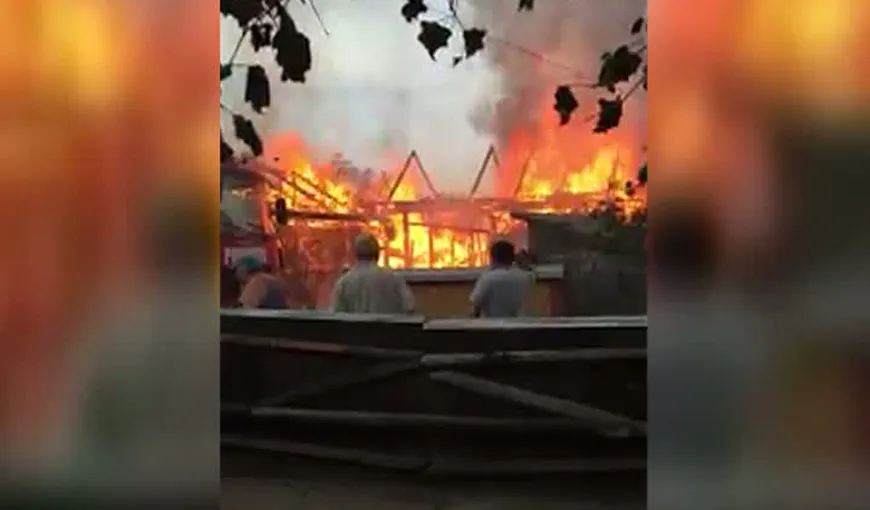 Clipe de GROAZĂ în Suceava. Incendiu şi explozie la o casă VIDEO