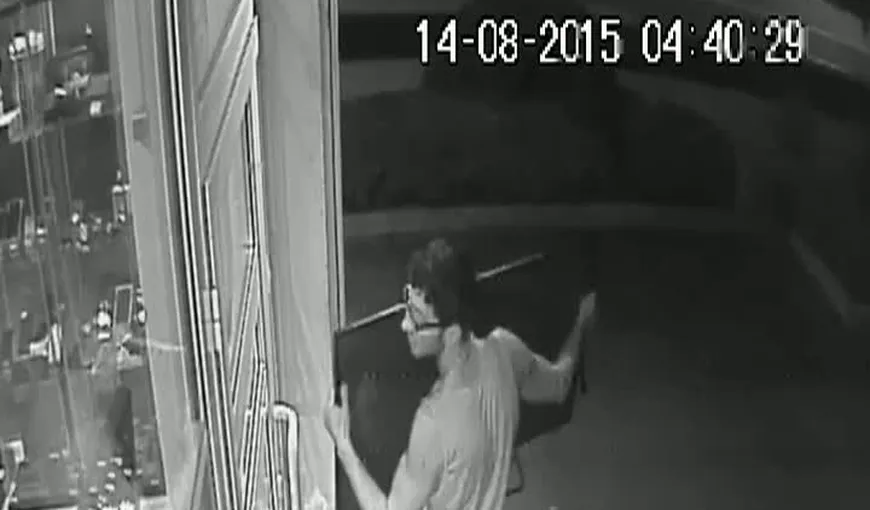 Un hoţ cu tupeu a escaladat blocul să fure televizoare