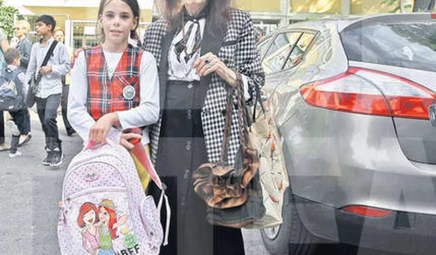 Adriana Iliescu a însoţit-o pe Eliza în prima zi de şcoală. Cea mai bătrână mamă îşi vrea fiica profesoară