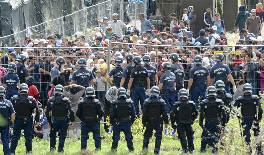 Violenţe la graniţa dintre Serbia şi Ungaria. 14 poliţişti răniţi în confruntările cu imigranţii