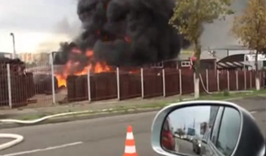 Incendiu de PROPORŢII la un service auto din Cluj. Două maşini s-au făcut scrum VIDEO