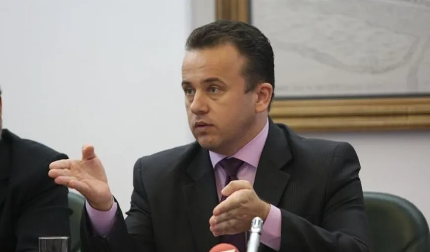Ministrul Liviu Pop a urmărit „Mireasă pentru fiul meu” la Parlament, în timpul moţiunii