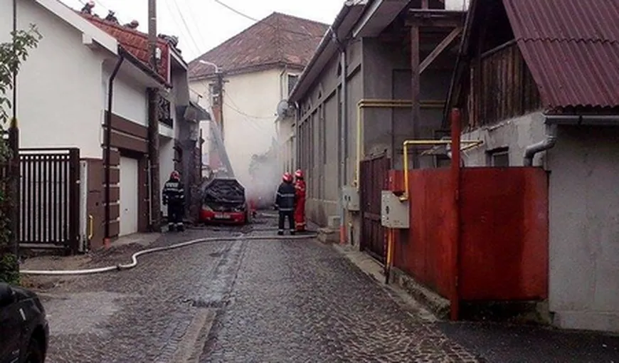 Explozie în Baia Mare. O maşină a luat foc. Incendiul a cuprins şi o casă VIDEO