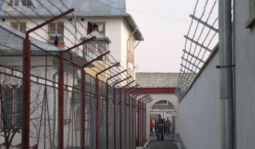 Un deţinut de la Penitenciarul Giurgiu şi-a cusut gura. Avocatul Poporului face ANCHETĂ