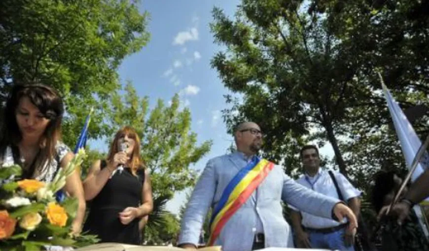 Edilul Piedone a oficiat simultan 32 de căsătorii într-un parc din Capitală VIDEO