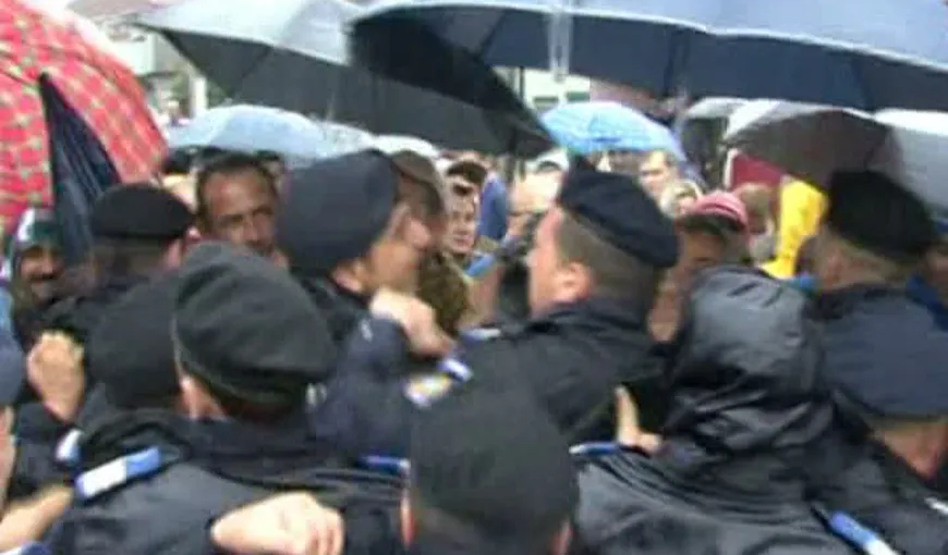 Protest violent la Mehedinţi. Sute de protestatari s-au îmbrâncit cu jandarmii VIDEO