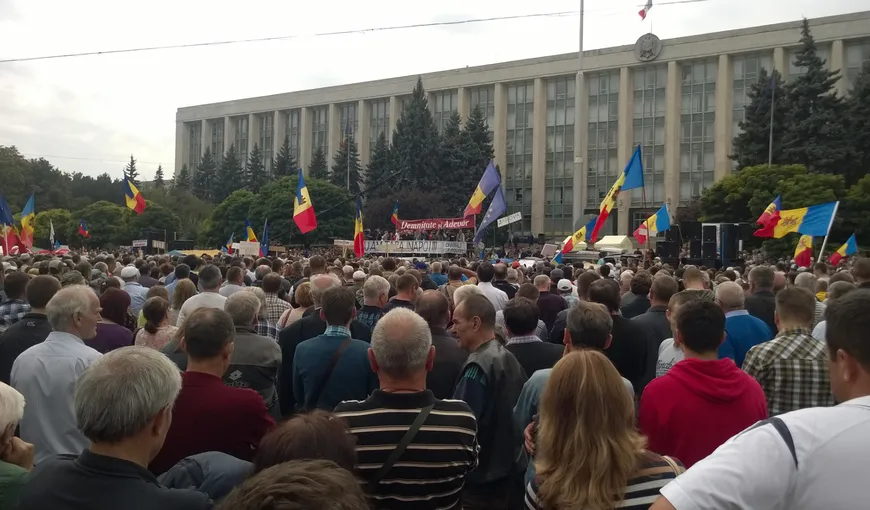 Proteste de amploare la Chişinău. Zeci de mii de oameni cer demisia preşedintelui şi a guvernului