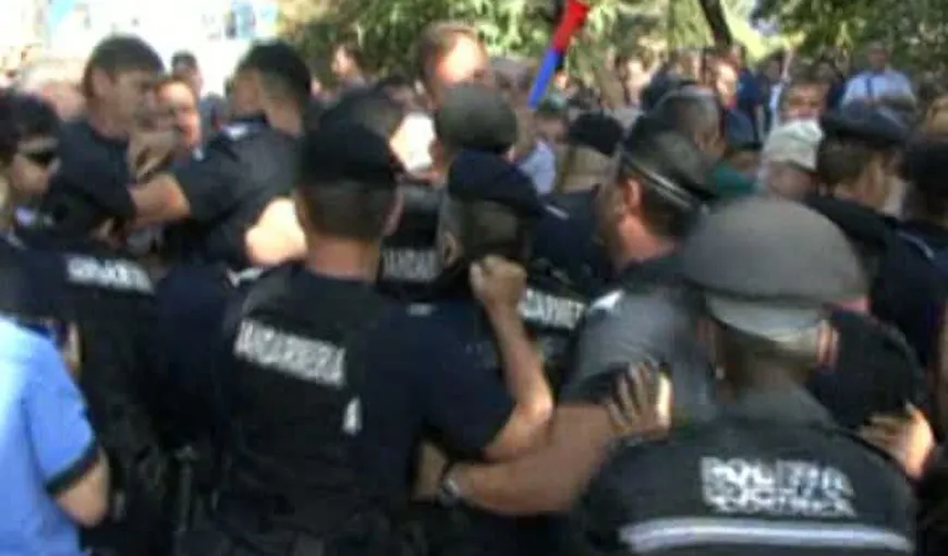 Primar din România, AGRESAT de protestatari. SCANDAL cu jandarmii VIDEO