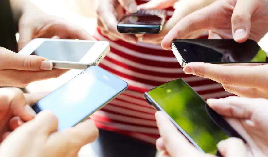Românii, DEPENDENŢI de dispozitivele mobile: Tinerii îşi verifică şi de 200 de ori pe zi telefonul