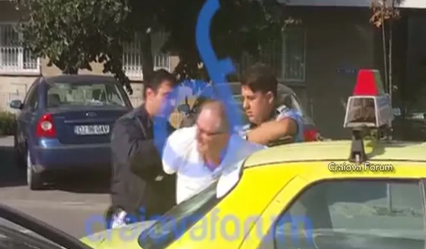 SCANDAL în trafic, la Craiova. Un taximetrist agresiv a fost încătuşat de poliţişti VIDEO