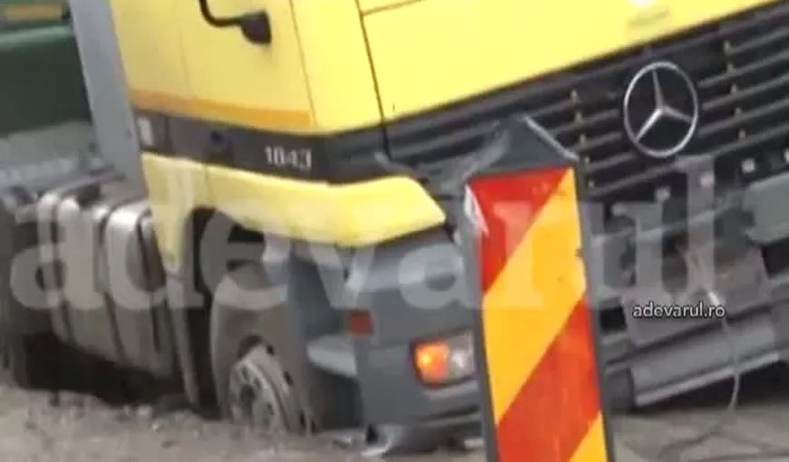 Un TIR, înghiţit de asfalt în judeţul Dâmboviţa VIDEO