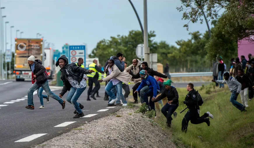 O şoferiţă din Franţa a fost acuzată de omucidere după ce a lovit un grup de migranţi la Calais