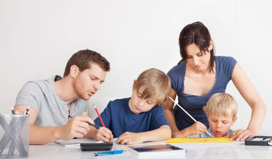 Iată de ce este important să-ți ajuţi copilul să îşi facă temele