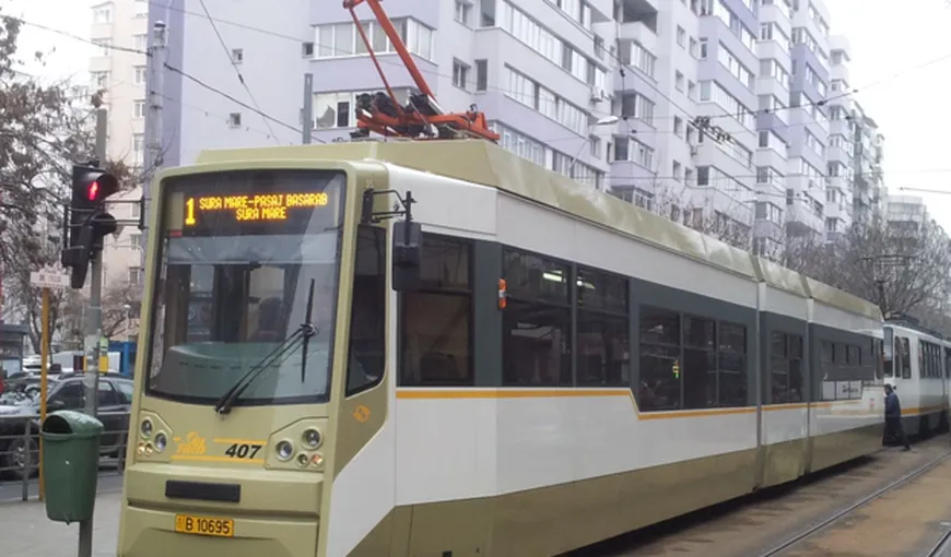 Mai multe tramvaie din Capitală, blocate din cauza unui autoturism lăsat pe linie