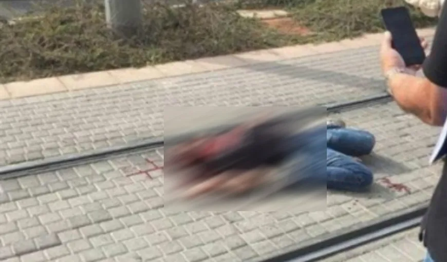 Imagini ŞOCANTE. Un copil palestinian ciuruit de gloanţe în Israel, lăsat să sângereze pe caldarâm VIDEO