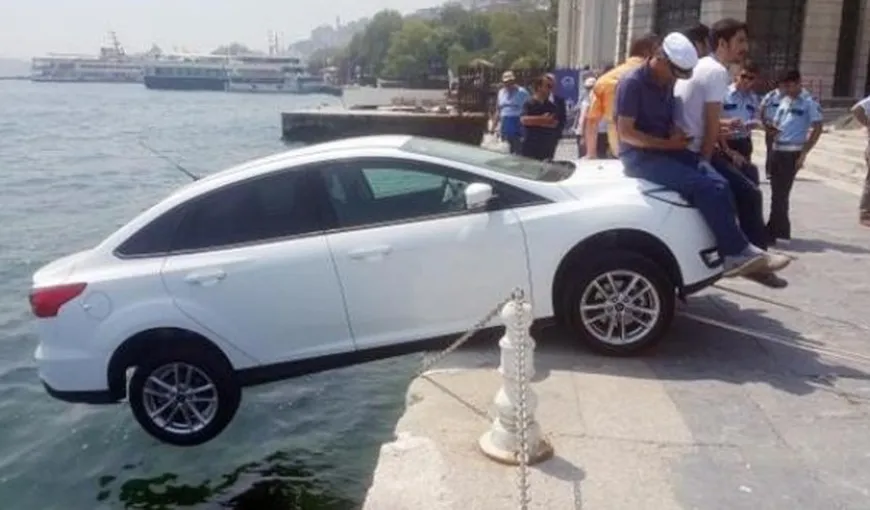 Un turist şi-a parcat maşina pe o stradă în pantă din Istanbul. Ce s-a întâmplat VIDEO