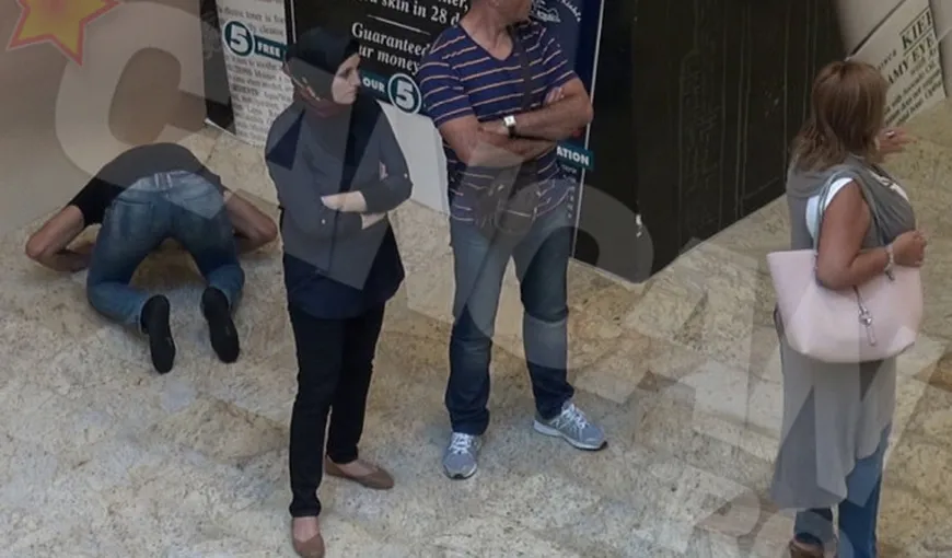 Un musulman s-a descălţat şi şi-a făcut rugăciunile în mall VIDEO ULUITOR