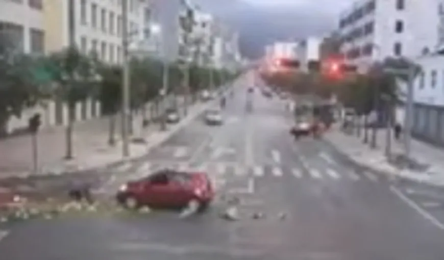 O femeie spulberată de o maşină pe trecere se ridică imediat şi îşi adună varza împrăştiată VIDEO VIRAL