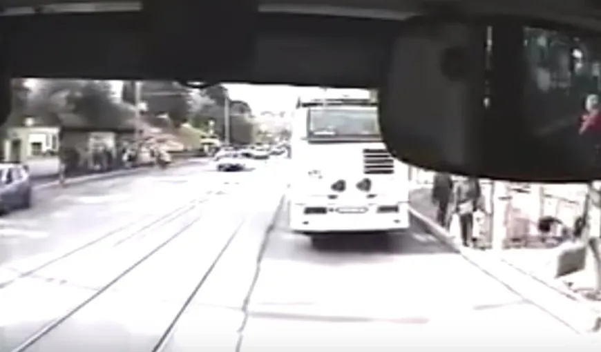 ACCIDENT în Cluj, surprins de camera video a unui troleibuz. O fată a fost spulberată de o maşină