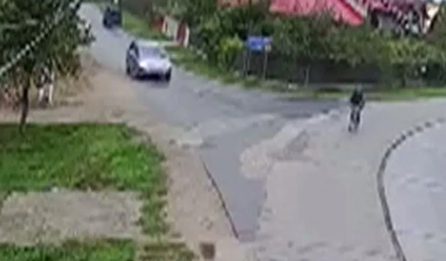 ACCIDENT în Dâmboviţa. O poştăriţă pe bicicletă, lovită în plin de o şoferiţă neatentă VIDEO