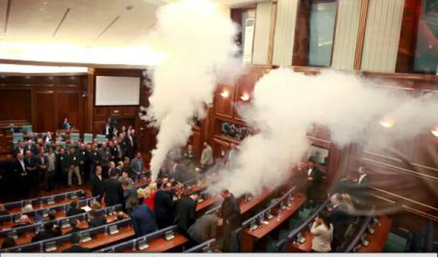 Opoziţia din Kosovo a blocat lucrările Parlamentului cu gaze lacrimogene