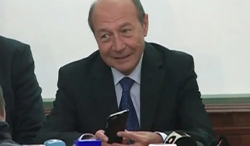 Traian Băsescu, asaltat de mesaje şi telefoane după ce şi-a făcut numărul public: „Sună întruna” VIDEO