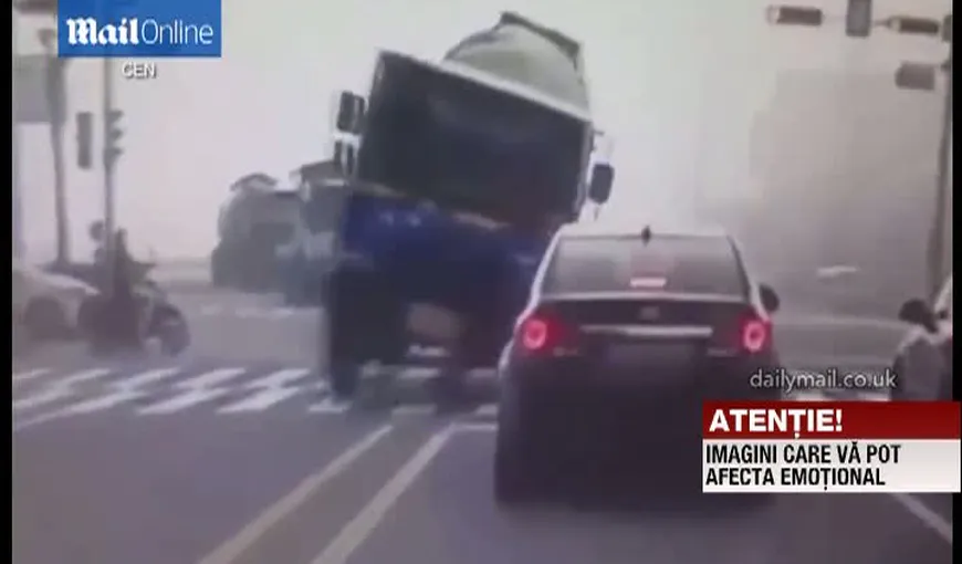 ACCIDENT CUMPLIT: O maşină, STRIVITĂ de o betonieră. Trei femei au murit VIDEO