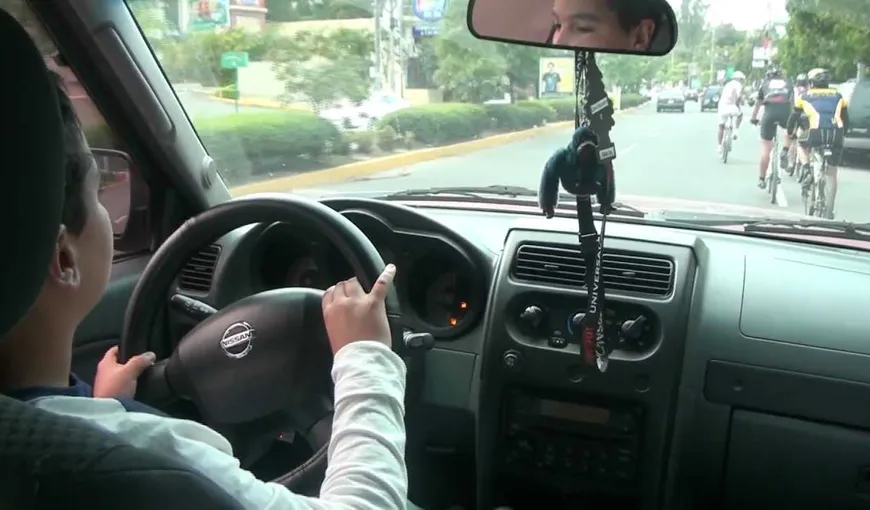 Inconştienţă maximă. Copil de 14 ani filmat de mama sa la volan, în timp ce conduce pe un drum public VIDEO