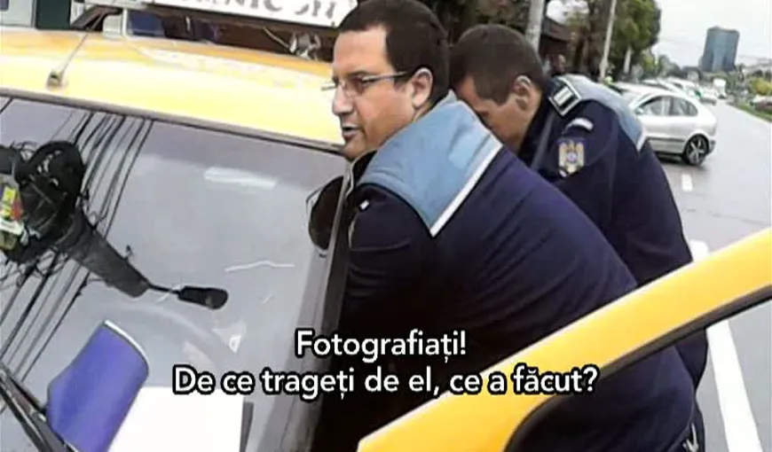 Circ în stradă între un taximetrist şi doi agenţi de poliţie. Imagini desprinse parcă dintr-un film VIDEO