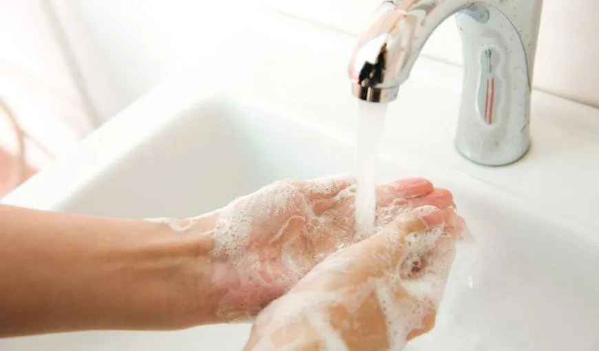 Tu te speli CORECT pe mâini? Cinci greşeli care îţi distrug pielea
