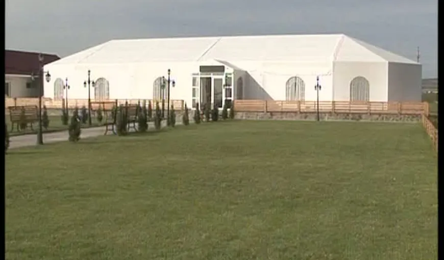 O primărie din Olt a făcut cort de nunţi pe bani europeni VIDEO