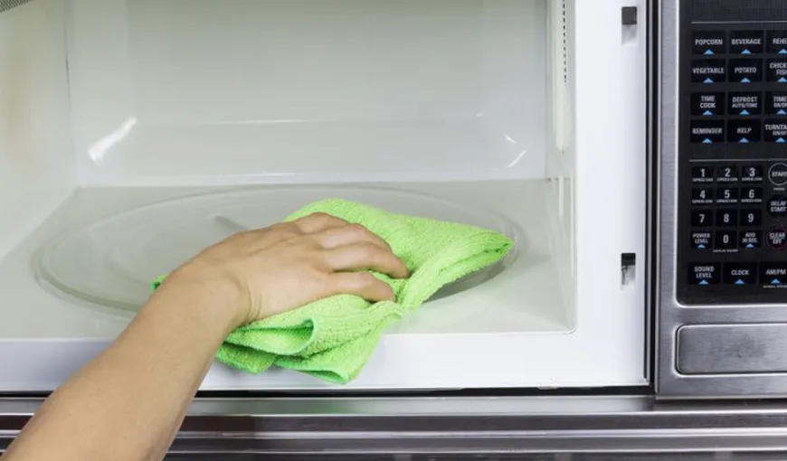 Cum să cureţi cuptorul cu microunde în doar cinci minute