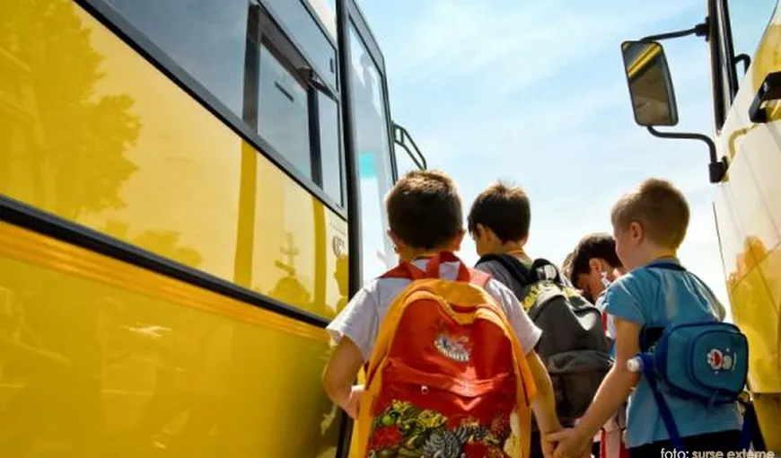 Elevii care învaţă în şcolile şi liceele private vor avea transport GRATUIT pe tot parcursul anului. Legea, promulgată de preşedinte