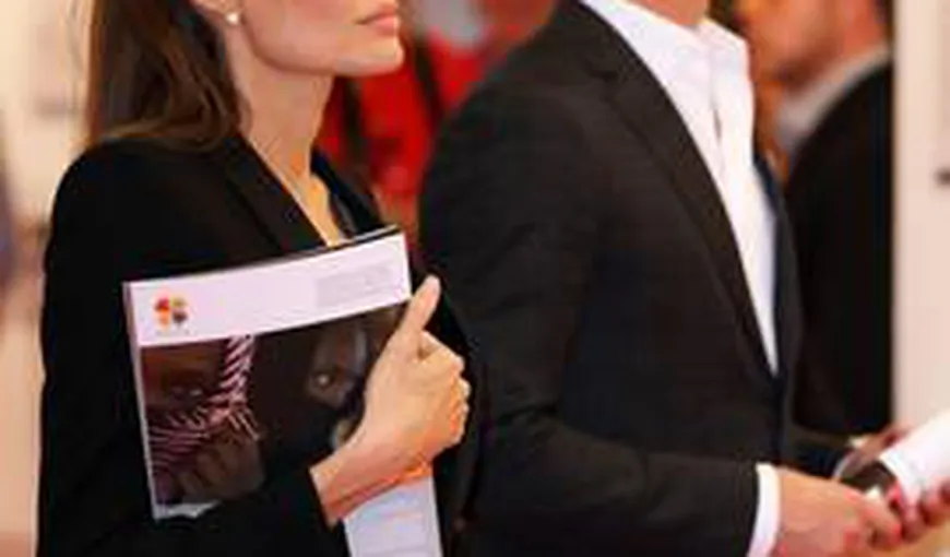 Angelina Jolie şi Brad Pitt divorţează